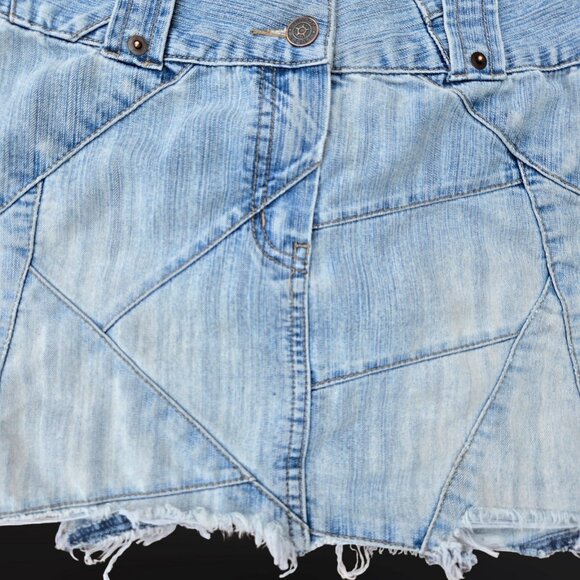 Y2K Denim Micro Mini Skirt Size 0 Womens XS Distressed Raw Hem Light Wash - Picture 3 of 9